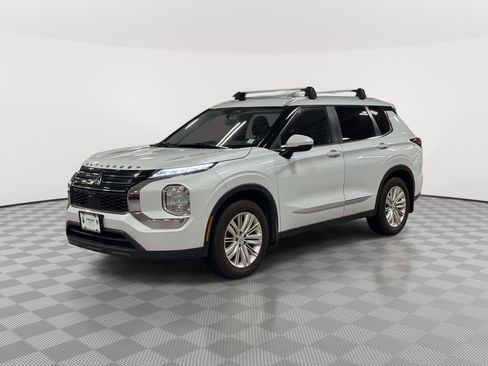 Used 2023 Mitsubishi Outlander ES FWD image 3