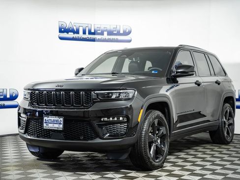 Used 2025 Jeep Grand Cherokee Limited w/ Luxury Tech Group II image 3
