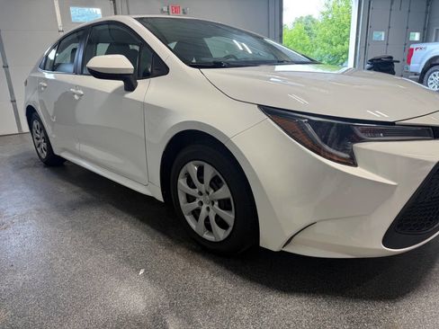 Used 2022 Toyota Corolla LE image 3