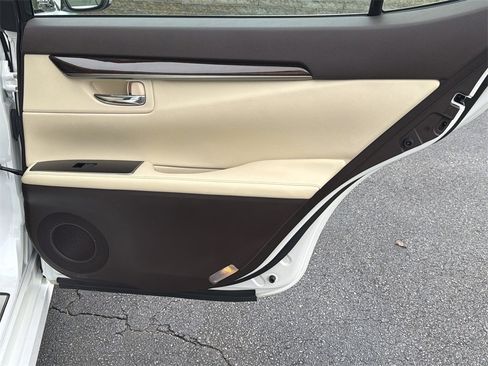 Used 2016 Lexus ES 350 w/ Premium Package w/Wood Trim image 16