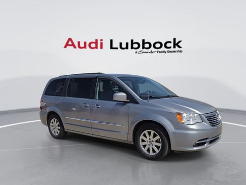 Used 2016 Chrysler Town & Country Touring image 2