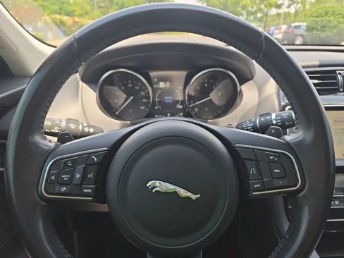 Used 2020 Jaguar F-PACE Premium AWD/4WD image 18