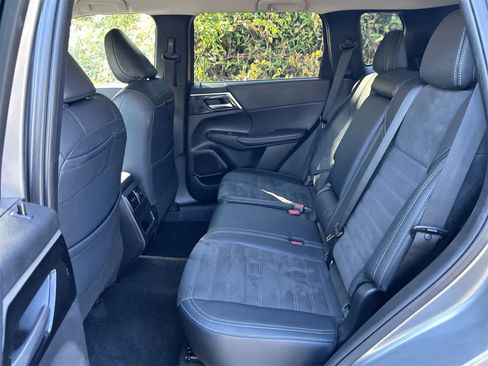 Used 2024 Mitsubishi Outlander SE image 13