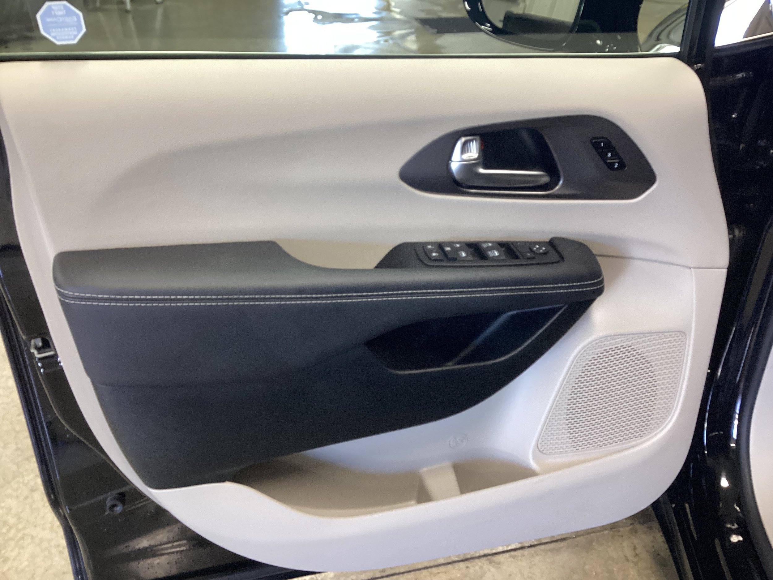 Used 2024 Chrysler Pacifica Touring-L AWD/4WD image 13