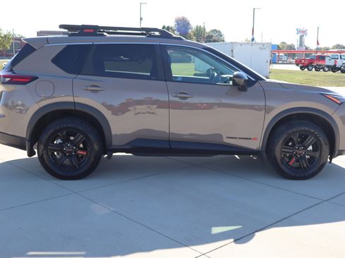 Used 2025 Nissan Rogue SV image 5