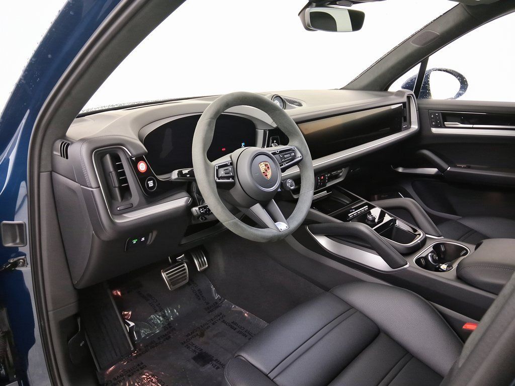 Certified 2025 Porsche Cayenne GTS AWD/4WD image 4