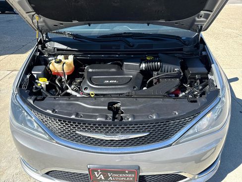 Used 2017 Chrysler Pacifica Touring-L image 17