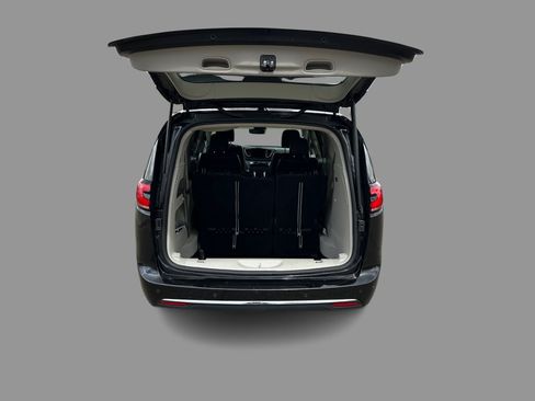 Used 2023 Chrysler Pacifica Touring-L FWD image 13