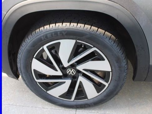 Used 2025 Volkswagen Atlas SE AWD/4WD image 13