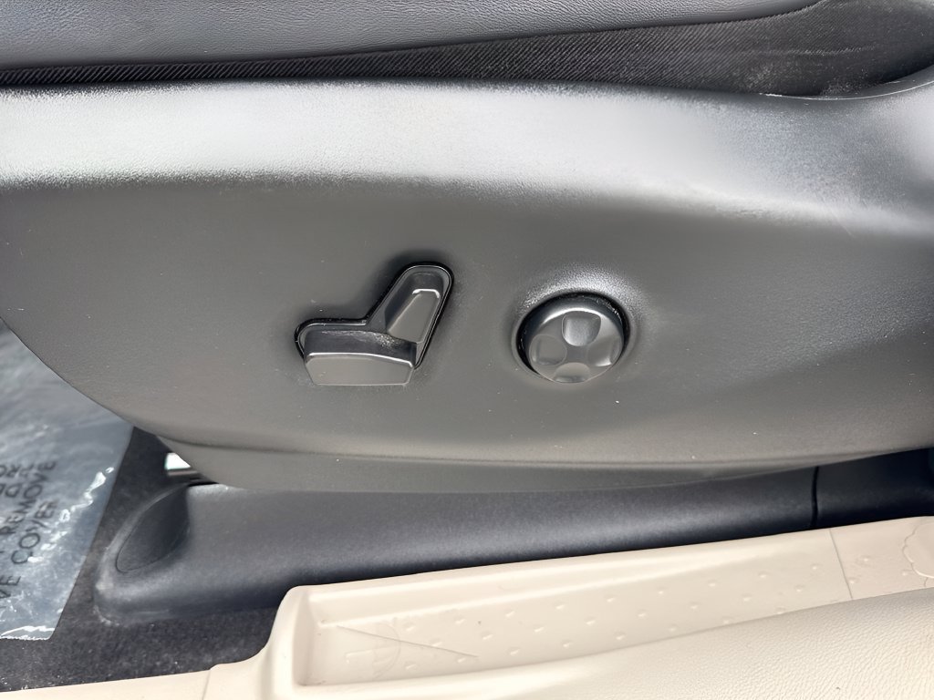 Used 2024 Chrysler Pacifica Touring-L FWD image 10