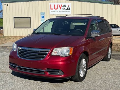 Used 2016 Chrysler Town & Country Limited image 1