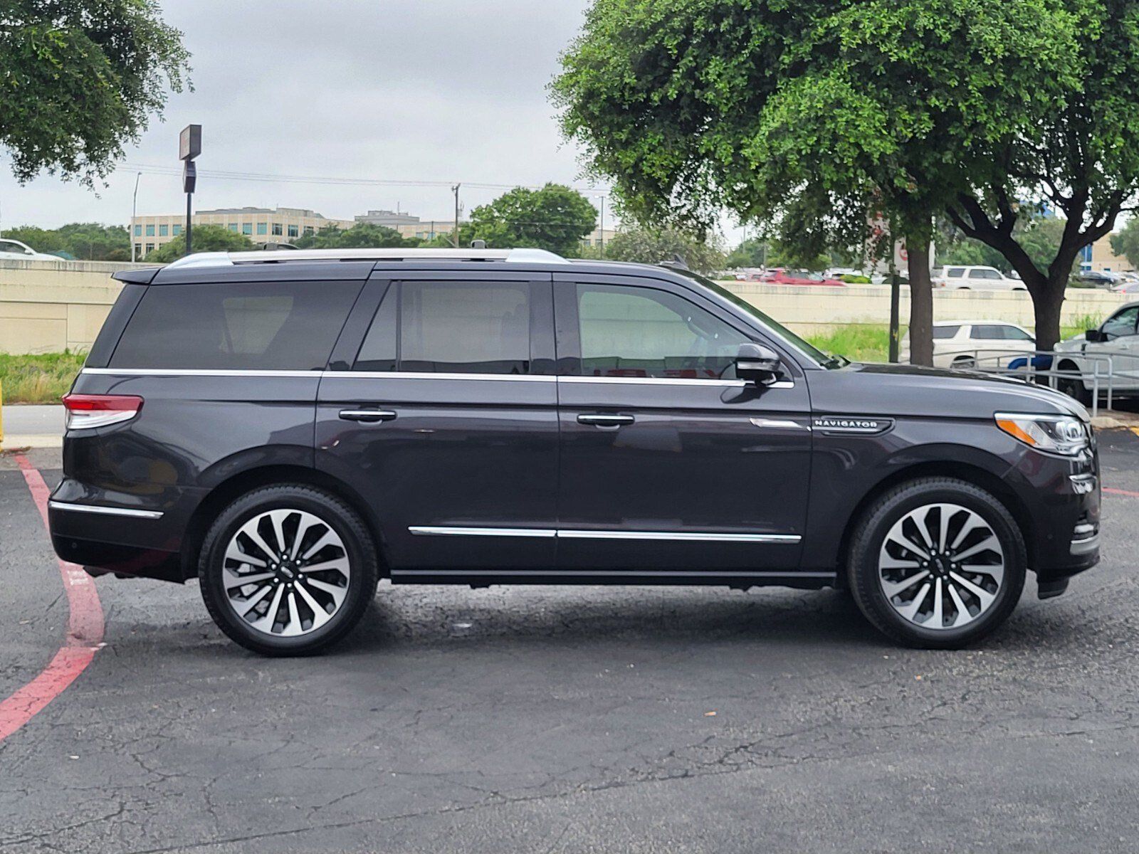 Used 2024 Lincoln Navigator Reserve AWD/4WD image 2