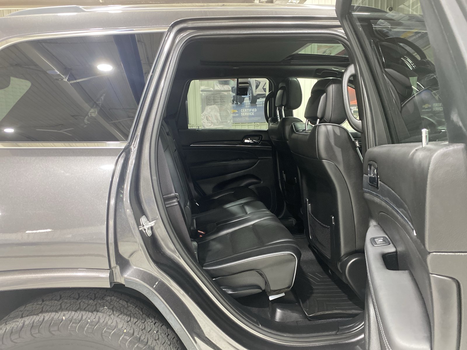 Used 2019 Jeep Grand Cherokee Overland AWD/4WD image 16
