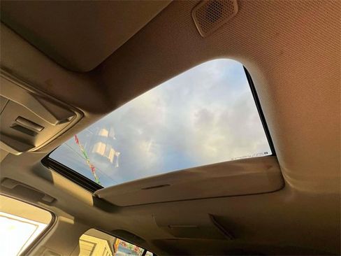 Used 2017 Cadillac Escalade ESV Luxury image 32