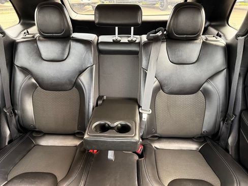 Used 2019 Jeep Cherokee Latitude Plus w/ Comfort/Convenience Group FWD image 36