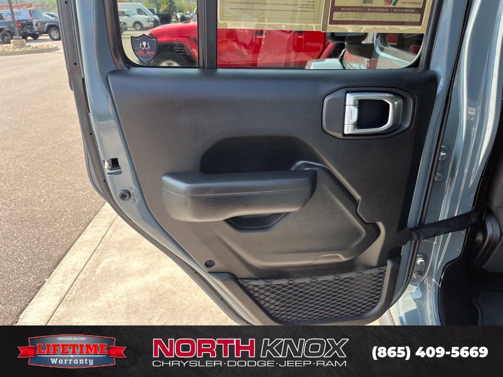Used 2025 Jeep Gladiator Mojave w/ Convenience Group AWD/4WD image 16