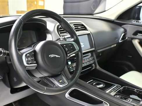 Used 2017 Jaguar F-PACE R-Sport image 20