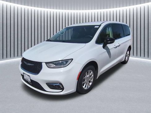 Used 2024 Chrysler Pacifica Touring-L FWD image 4