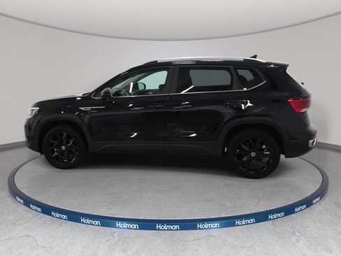 Used 2022 Volkswagen Taos SEL w/ Panoramic Sunroof Package FWD image 9