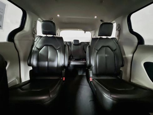 Used 2023 Chrysler Pacifica Touring-L FWD image 32