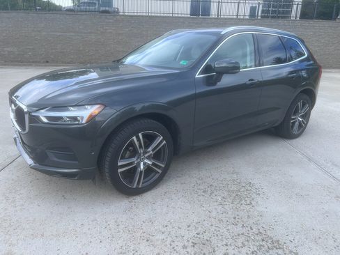 Used 2018 Volvo XC60 T5 Momentum w/ Vision Package AWD/4WD image 2