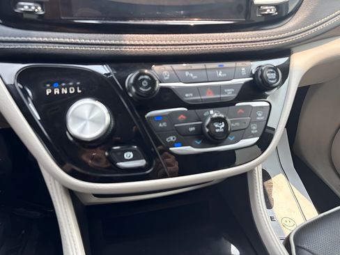 Used 2023 Chrysler Pacifica Limited FWD image 15
