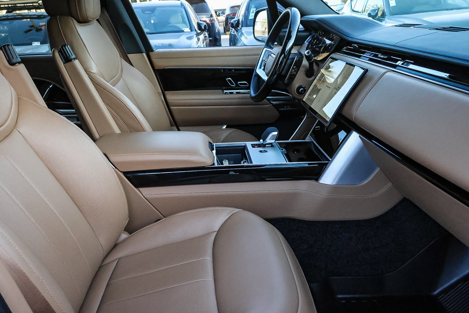 Certified 2025 Land Rover Range Rover SE AWD/4WD image 16