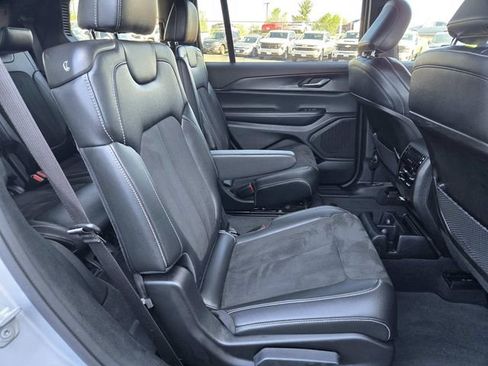 Used 2023 Jeep Grand Cherokee L Laredo image 15