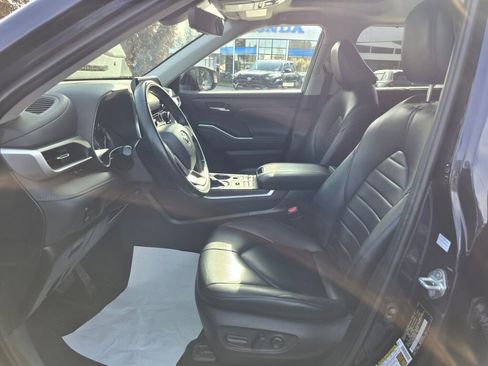 Used 2022 Toyota Highlander XLE image 3