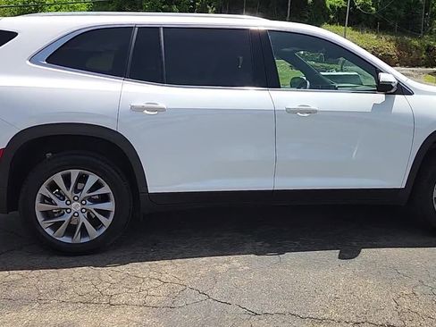 Used 2025 Buick Enclave Preferred FWD image 8