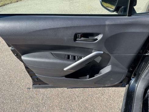 Used 2025 Toyota Corolla Cross LE image 18