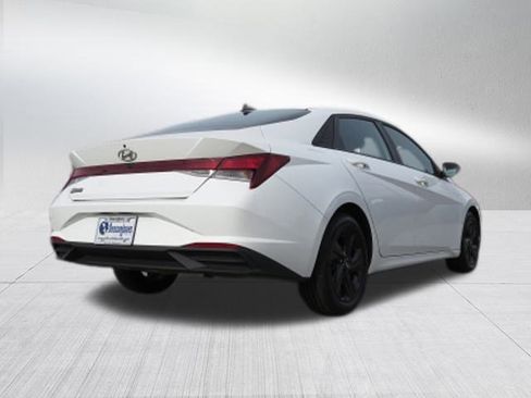 Used 2023 Hyundai Elantra SEL image 3