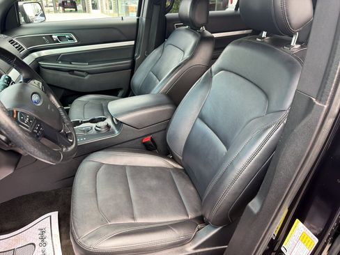 Used 2017 Ford Explorer XLT w/ Equipment Group 202A AWD/4WD image 15