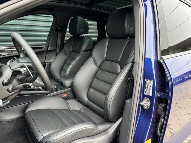 Certified 2026 Porsche Macan AWD/4WD image 5