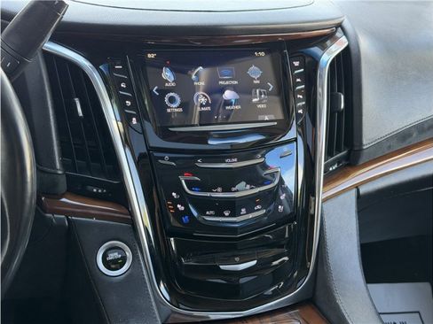 Used 2018 Cadillac Escalade ESV Luxury RWD image 46
