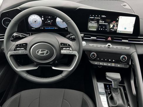 Certified 2025 Hyundai Elantra SEL image 17