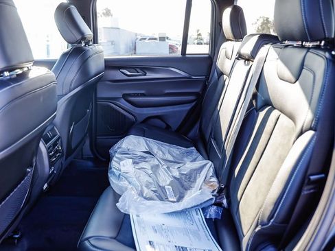 New 2025 Jeep Grand Cherokee Altitude image 19