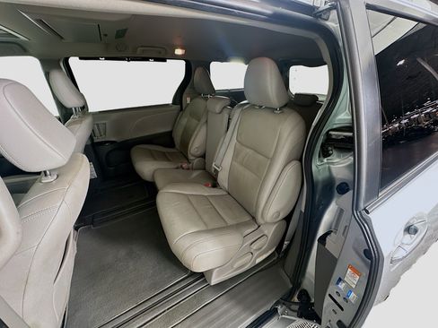 Used 2020 Toyota Sienna XLE Premium FWD image 28