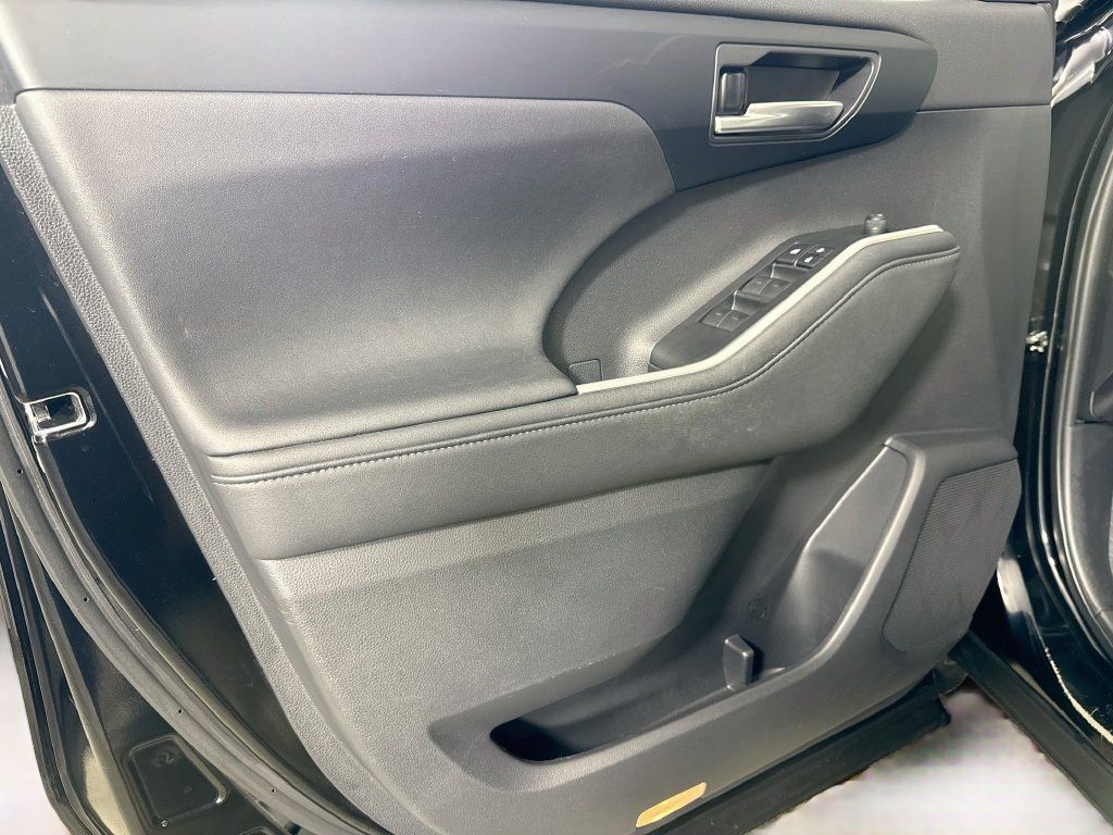 Used 2023 Toyota Highlander XLE AWD/4WD image 13