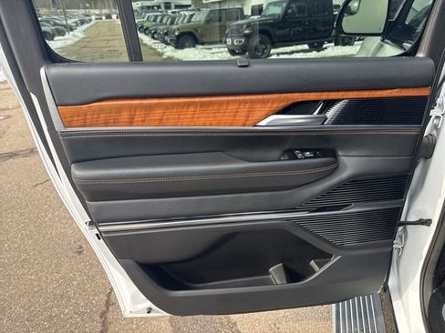 Used 2024 Jeep Grand Wagoneer L Series III AWD/4WD image 19
