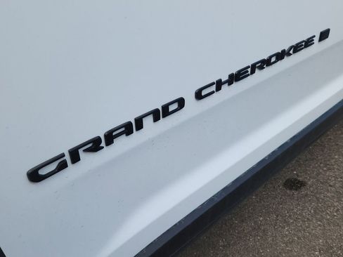 New 2025 Jeep Grand Cherokee L Limited w/ Black Appearance Package AWD/4WD image 7
