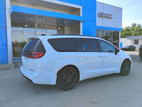 Used 2025 Chrysler Pacifica Limited FWD image 6