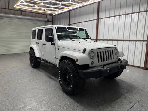 Used 2017 Jeep Wrangler Unlimited Rubicon w/ Connectivity Group AWD/4WD image 1