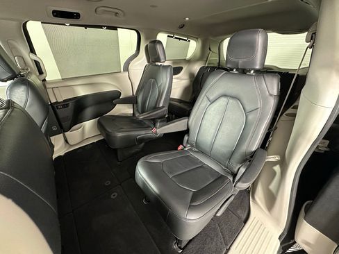 Used 2018 Chrysler Pacifica Touring-L w/ Premium Audio Group image 30