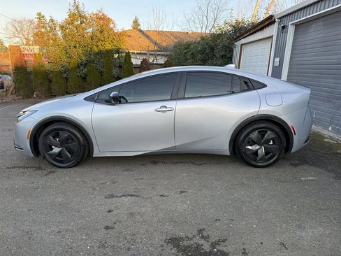 Used 2025 Toyota Prius LE image 4