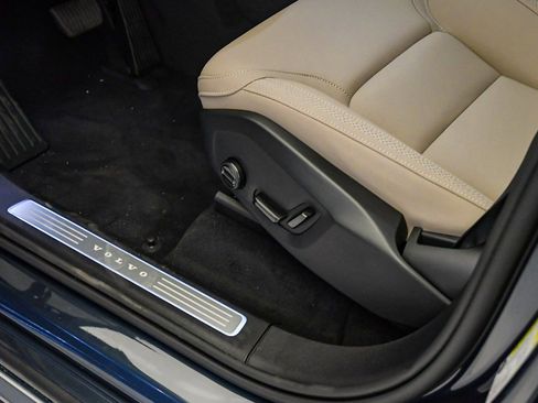 New 2026 Volvo XC90 B6 Plus w/ Protection Package Premier AWD/4WD image 26