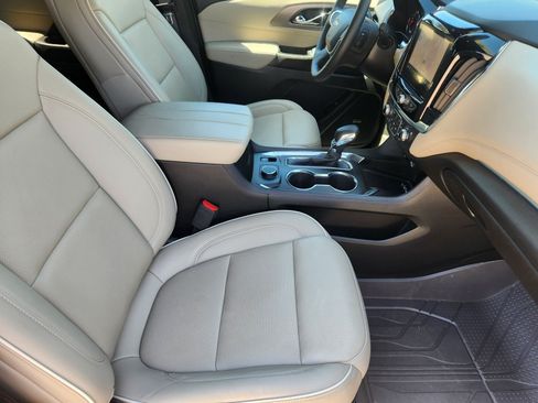 Used 2023 Chevrolet Traverse Premier FWD image 11