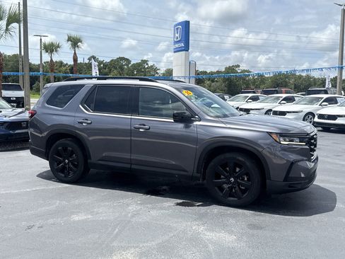 Certified 2025 Honda Pilot Black Edition image 5
