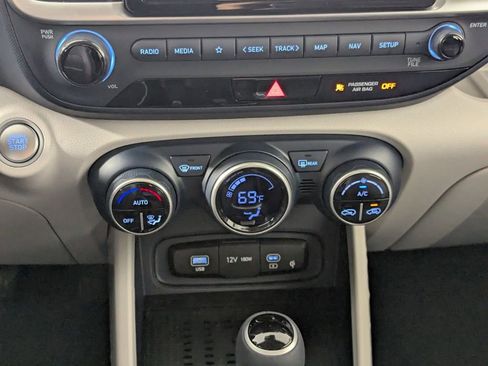Certified 2025 Hyundai Venue Limited FWD image 22