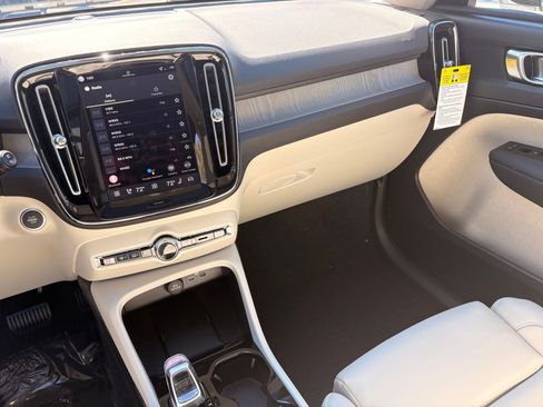 Certified 2026 Volvo XC40 B4 Plus w/ Climate Package FWD image 24